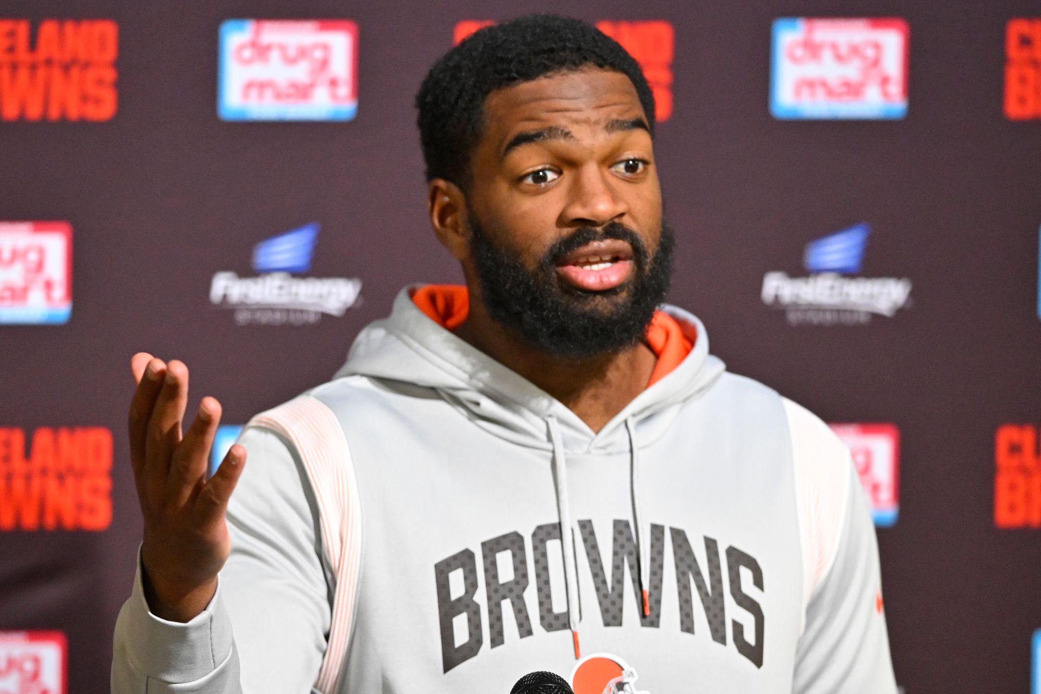 Cleveland Browns quarterback Jacoby Brissett (7) listens to a