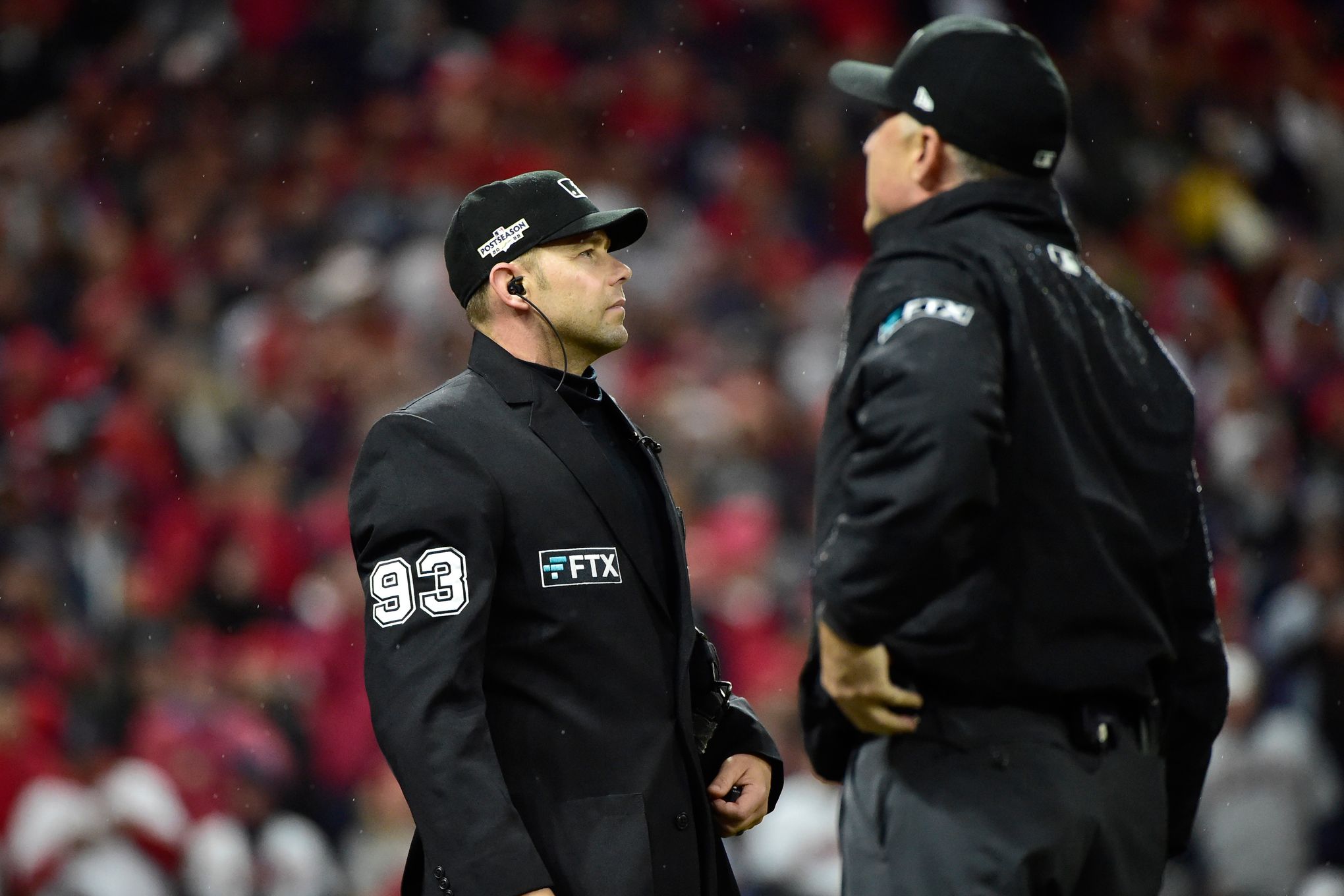 Do AL and NL MLB umpires wear a patch on their hats for their league? -  Quora