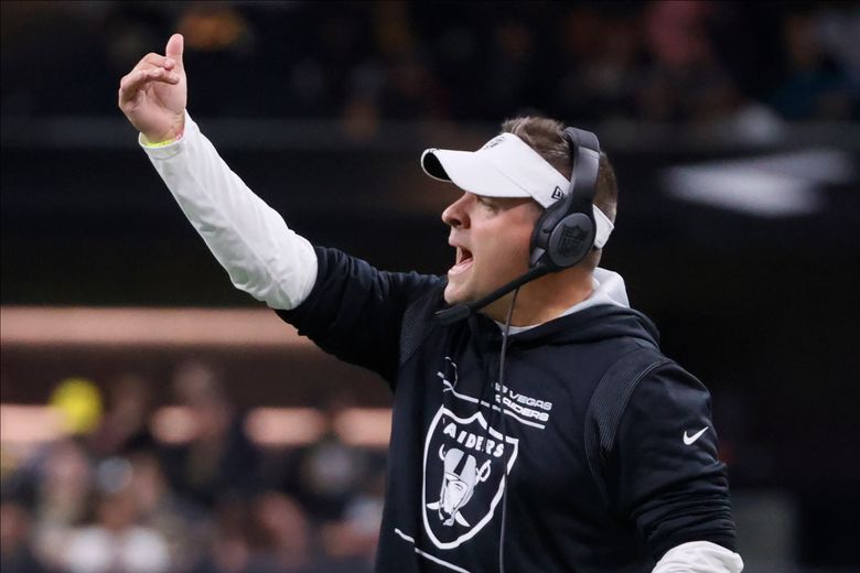 Raiders' Carr struggling to hit stride in McDaniels' scheme