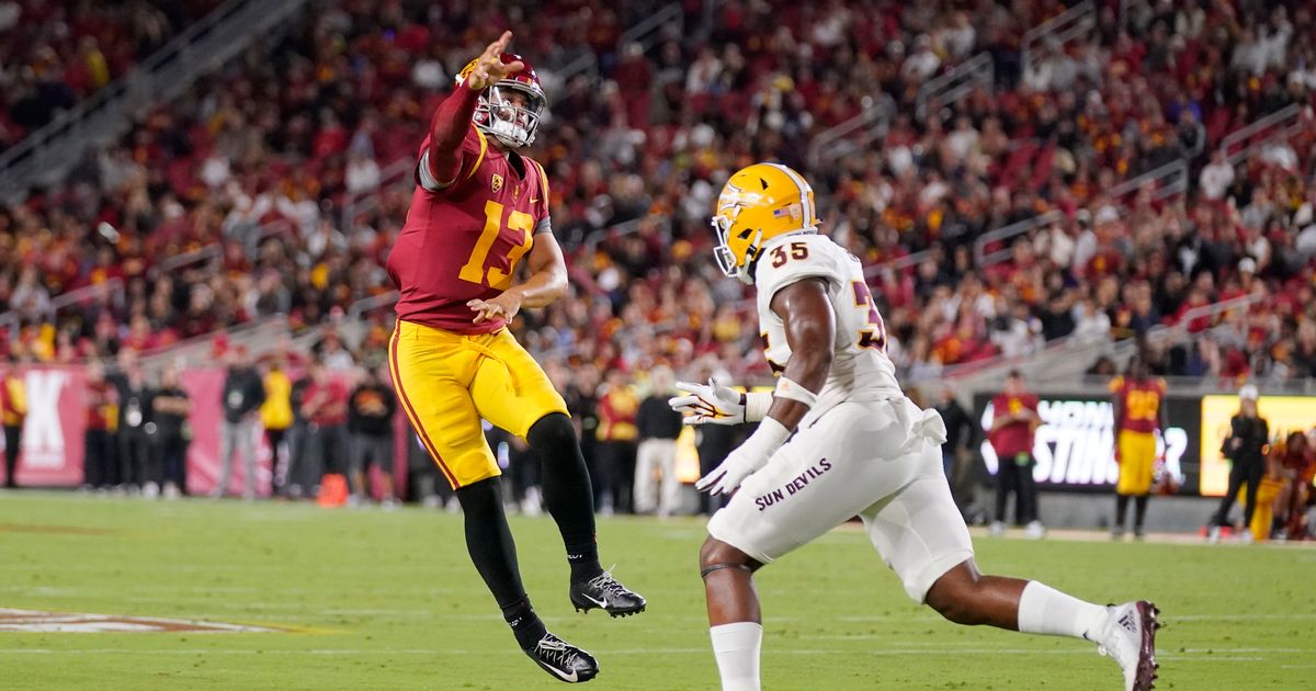 USC's Caleb Williams finds Jordan Addison for the 35 yard