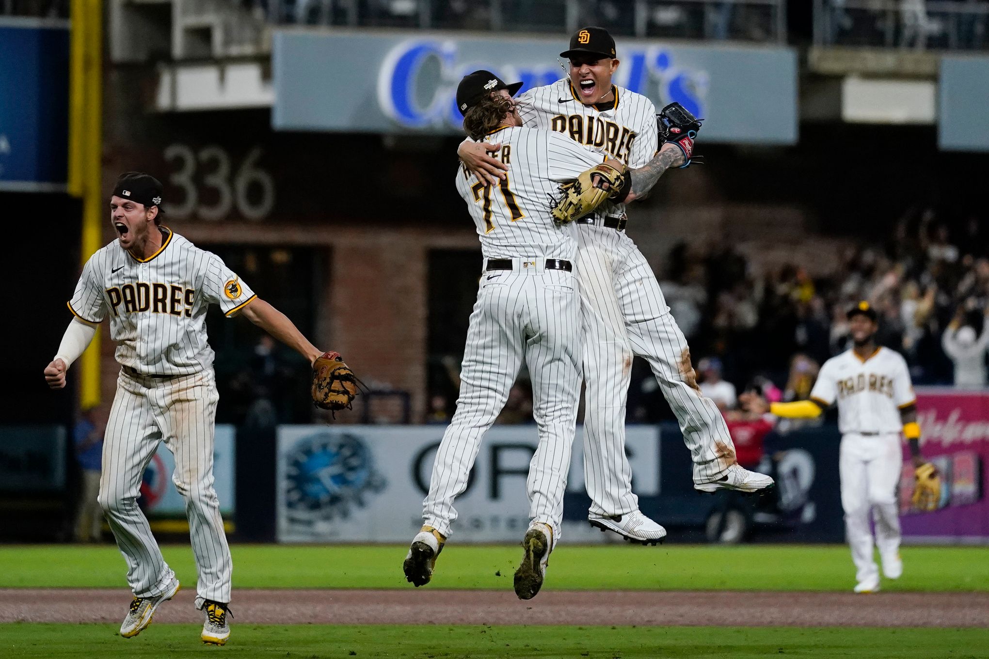 Cronenworth, Padres rally to stun Dodgers 5-3 to reach NLCS