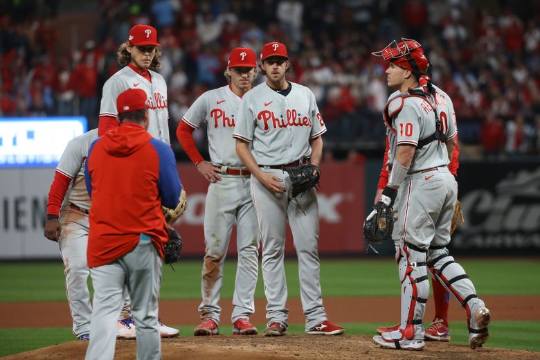 Thomson signs 2-year deal to remain as Phillies manager