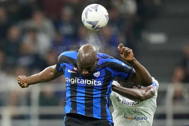 Inter Milan's Romelu Lukaku (centre) heads towards goal but is