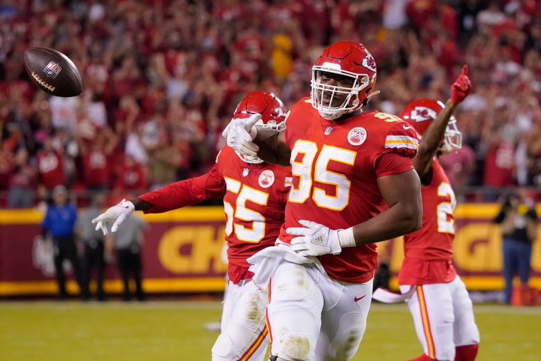 Chiefs hold on for wild 30-29 victory over rival Raiders - Seattle Sports