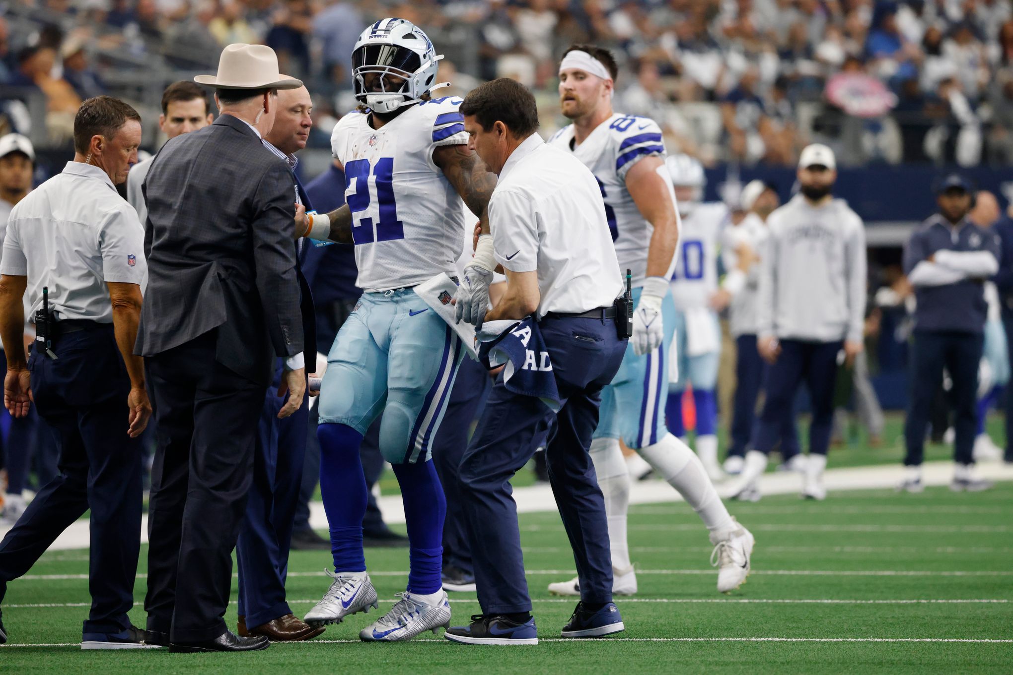 Cowboys' Ezekiel Elliott likely to miss Bears matchup with knee injury:  report