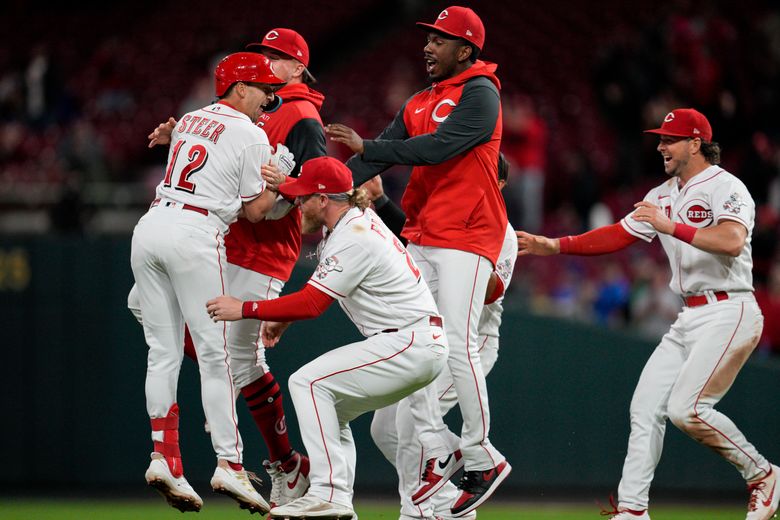 Reds look for bright spots after frustrating 100-loss season
