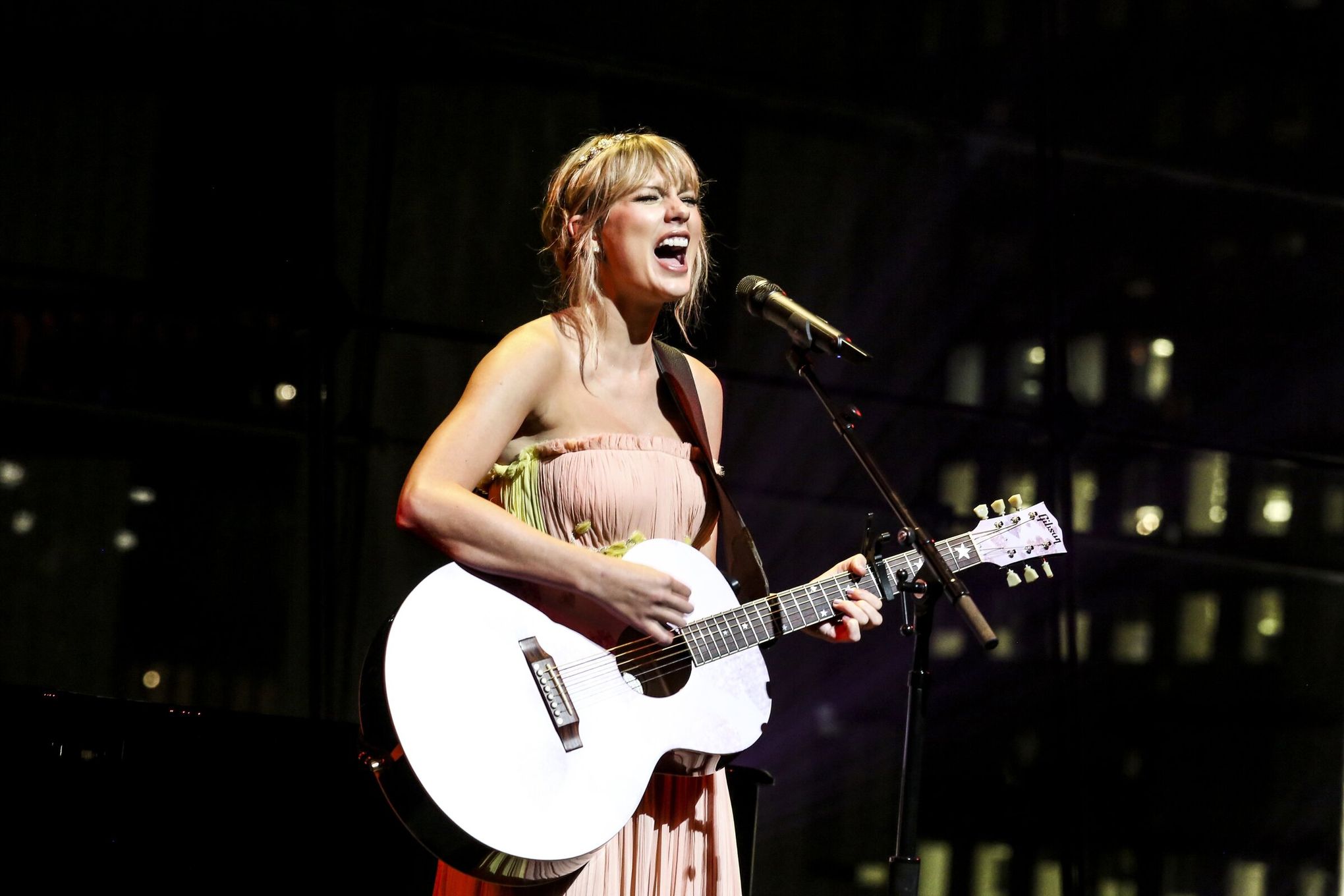 File:Taylor Swift - Reputation Tour Seattle - Long Live-New Years Day  (cropped).jpg - Wikipedia