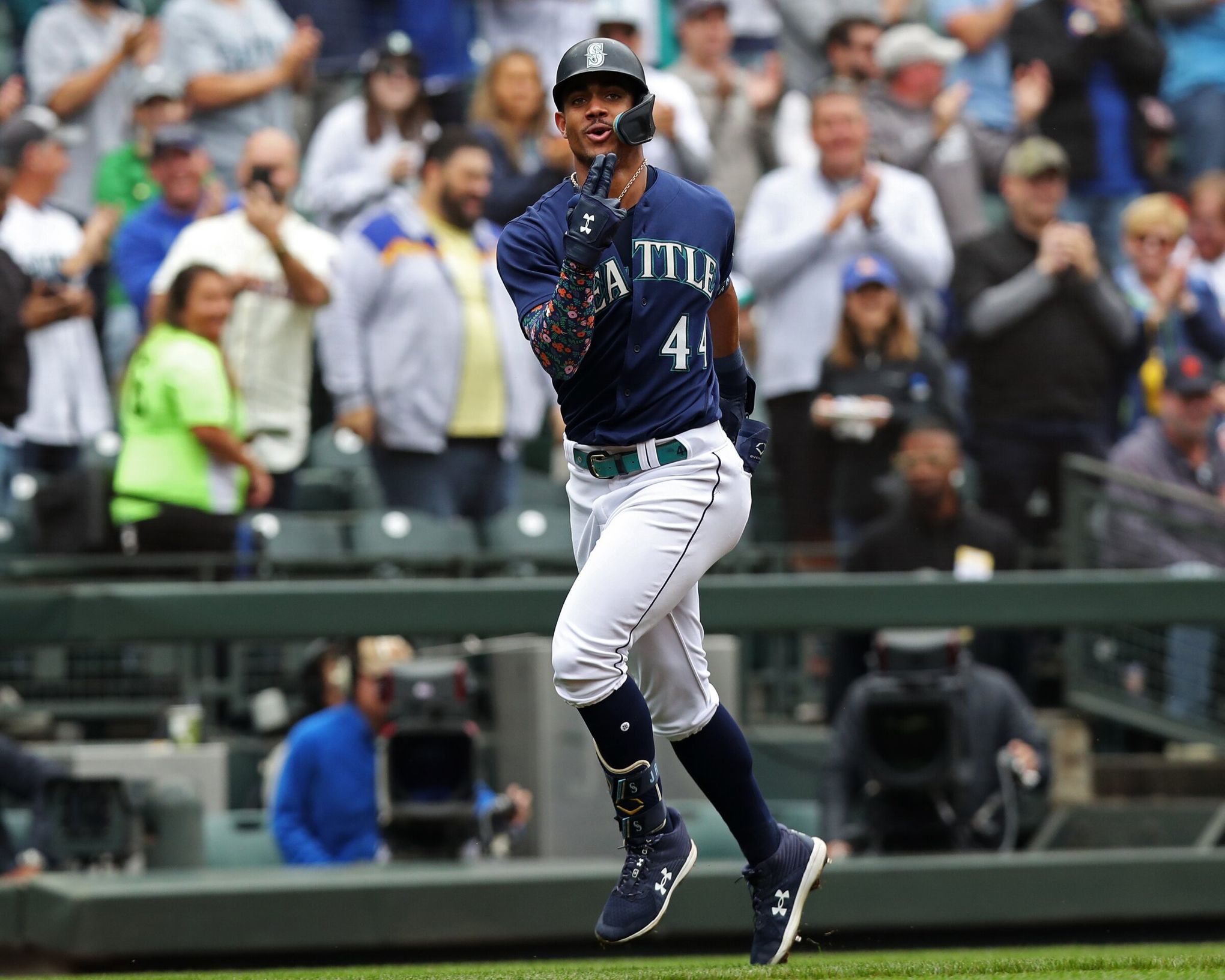 Mariners star Julio Rodríguez earns AL Silver Slugger Award