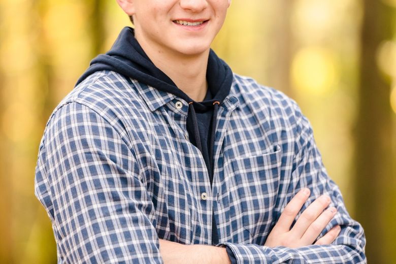 I genitori si riuniscono per raccogliere i loro figli dopo una sparatoria alla Ingraham High School di Seattle martedì 8 novembre 2022. (Kevin Clark / The Seattle Times)