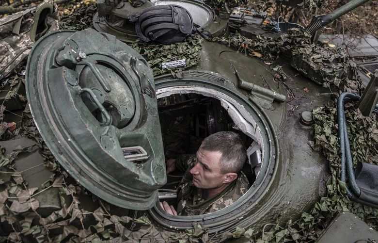 A Ukrainian tank commander in the turret of his vehicle near Borova, Ukraine, Nov. 4, 2022. (Finbarr O’Reilly/The New York Times) XNYT74 XNYT74