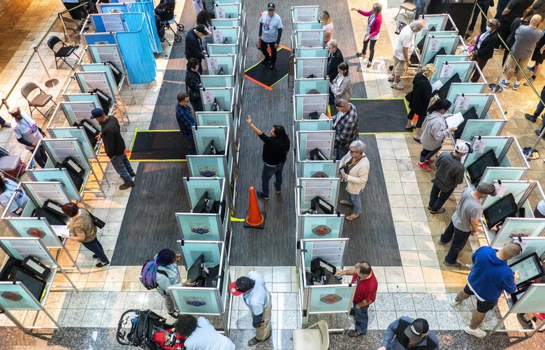 Clark County poll workers work quickly to usher in the long lines of voters wanting to vote on the last day of early voting at the Galleria Sunset Mall in Las Vegas, Nevada Friday November 4, 2022. MUST CREDIT: Washington Post photo by Melina Mara.