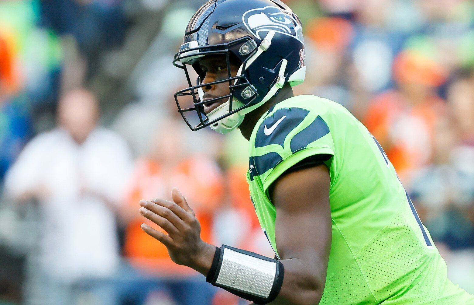 How using wristband has helped Seahawks QB Geno Smith run offense