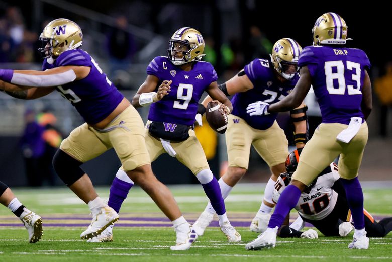 November 12 2022: Oregon Ducks quarterback Bo Nix (10)scores a touchdown in  the second quarter to tie the game at 10-10 as the Oregon Ducks and the  Washington Huskies battle at Autzen