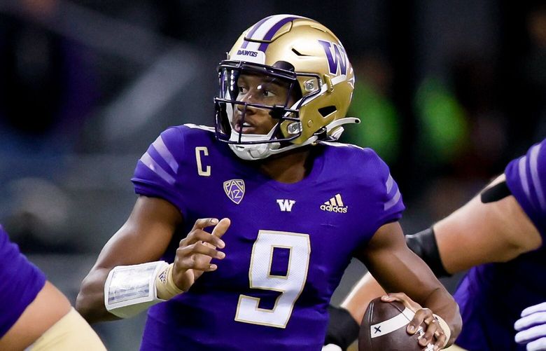 Washington Huskies quarterback Michael Penix Jr. throws a completion on fourth down to extend the Huskies’ scoring drive during the second quarter. 222046