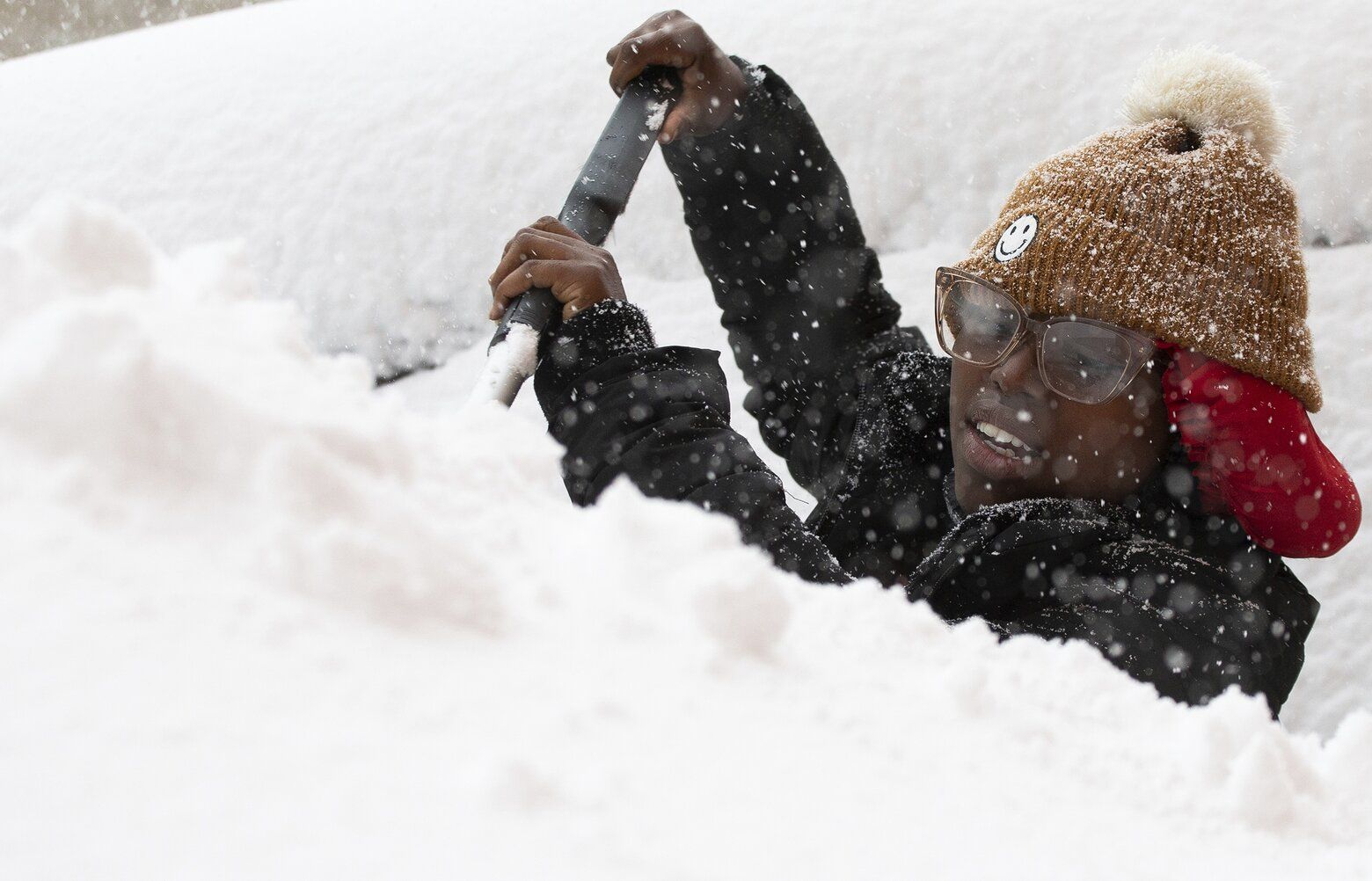 Альтисимма снежный шторм и нью клон. Снежный шторм в нью йорке 22. Как нарисовать я во дворе зимой убираю снег лопатой. Новогодняя заставка. Горнолыжник летом.