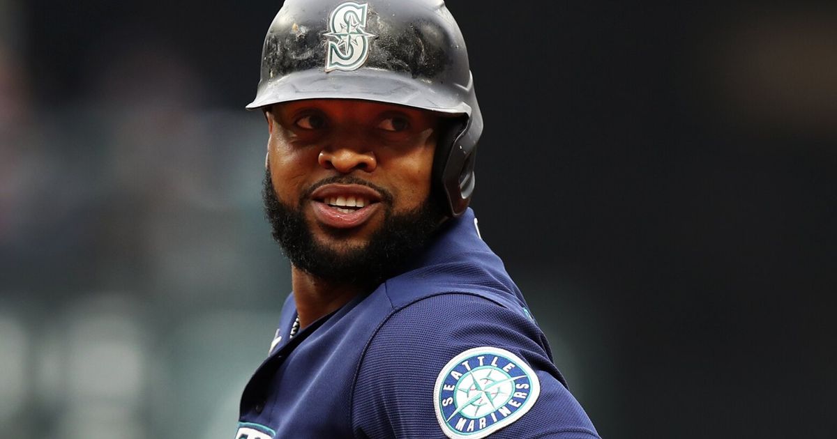 Former Mariner Carlos Santana reportedly agrees to join Pirates
