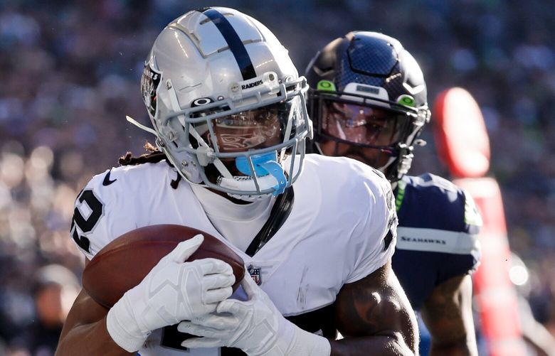 Las Vegas Raiders running back Ameer Abdullah catches a 18-yard touchdown pass over Seattle Seahawks safety Quandre Diggs during the first quarter. 222269