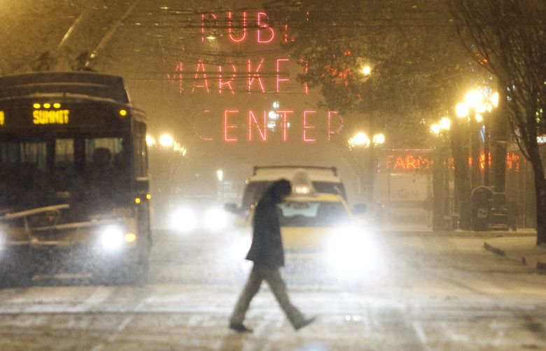 SNOW WEDNESDAY 01182012
Downtown Seattle is blanketed by a snowstorm early Wednesday morning. This view looks west along Pike Street.
117821 (Mike Siegel / The Seattle Times)
