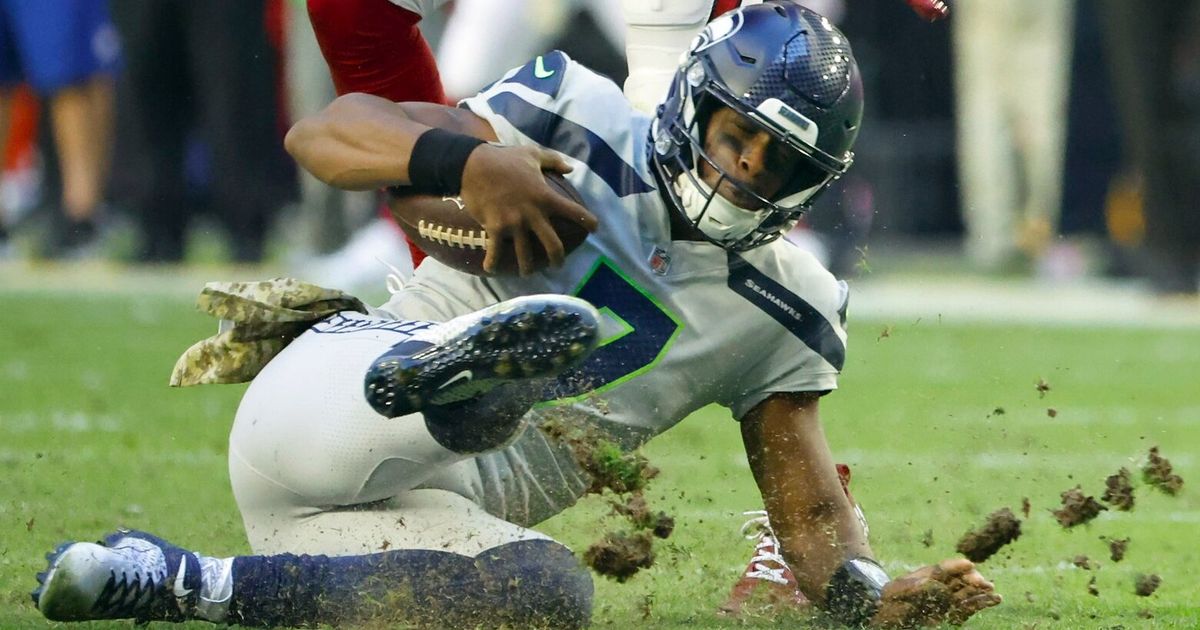 Seahawks vs. Cardinals: Seattle completes sweep of Arizona with 31-21 road  win - Field Gulls