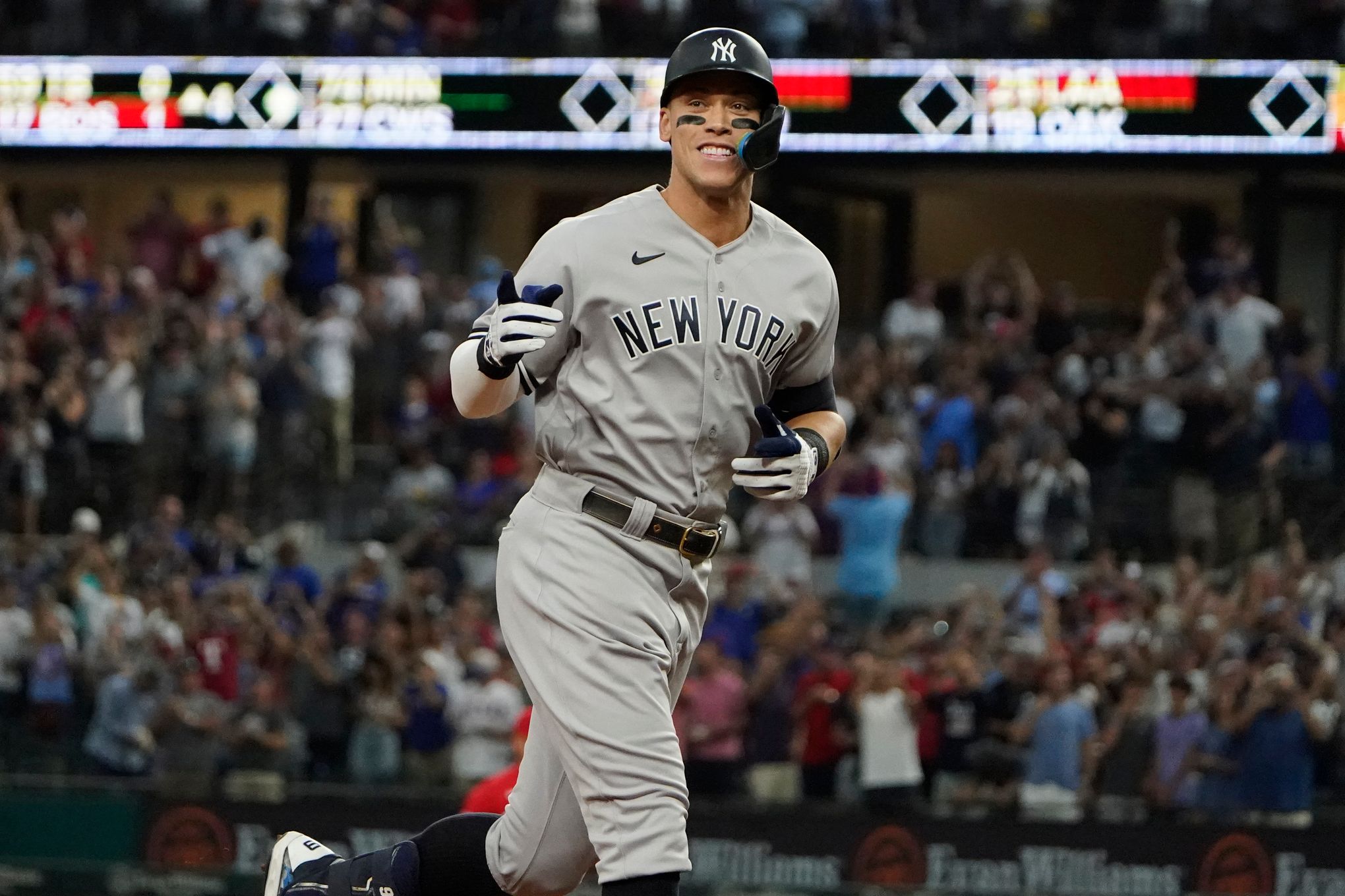 Yankees' Aaron Judge Wins AL MVP; Cardinals' Goldschmidt Takes NL Prize -  Bloomberg