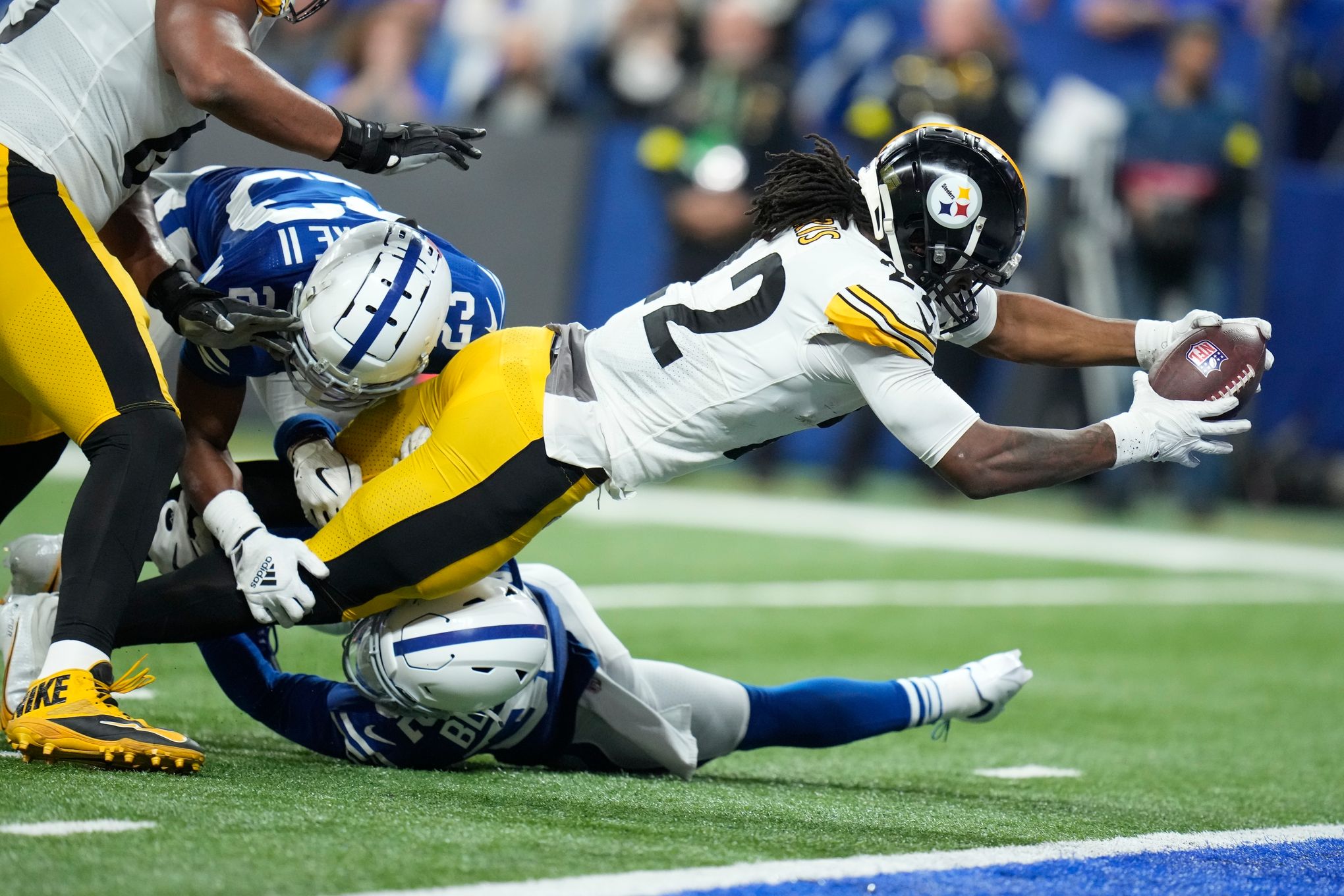 Najee Harris injury: Steelers RB suffers abdominal injury in Week 12 -  DraftKings Network