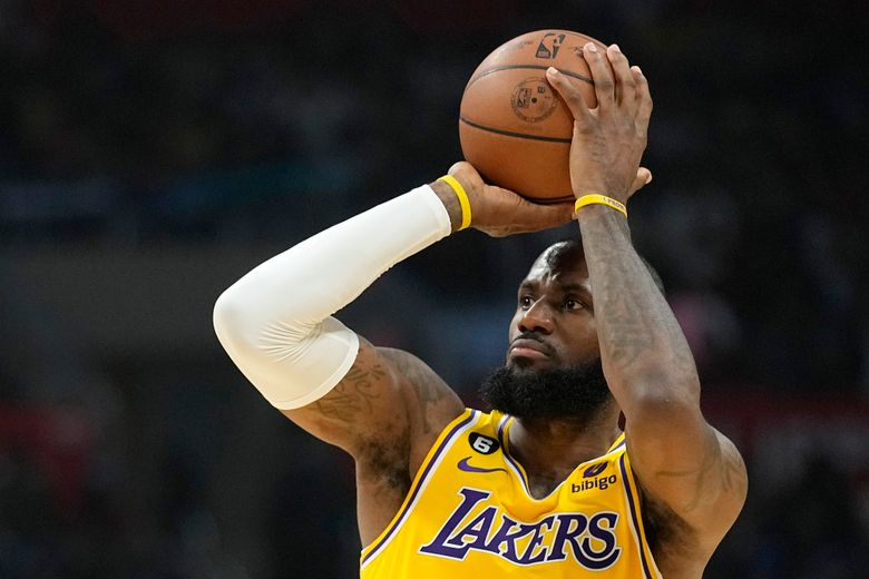 Lakers' LeBron James day-to-day with leg muscle strain