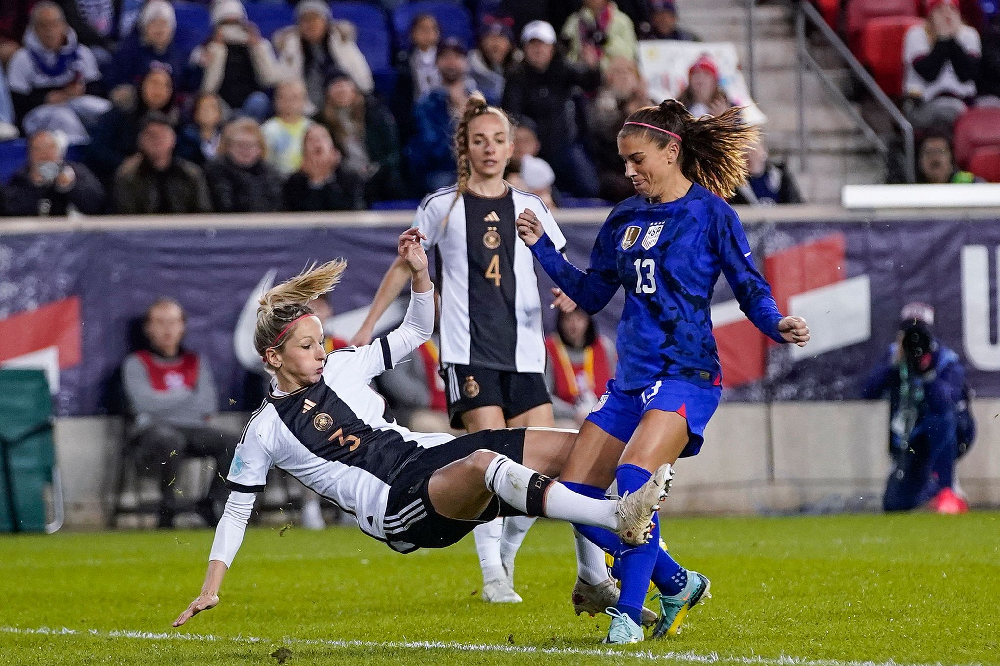 Pugh scores game-winner in 2-1 US victory over Germany