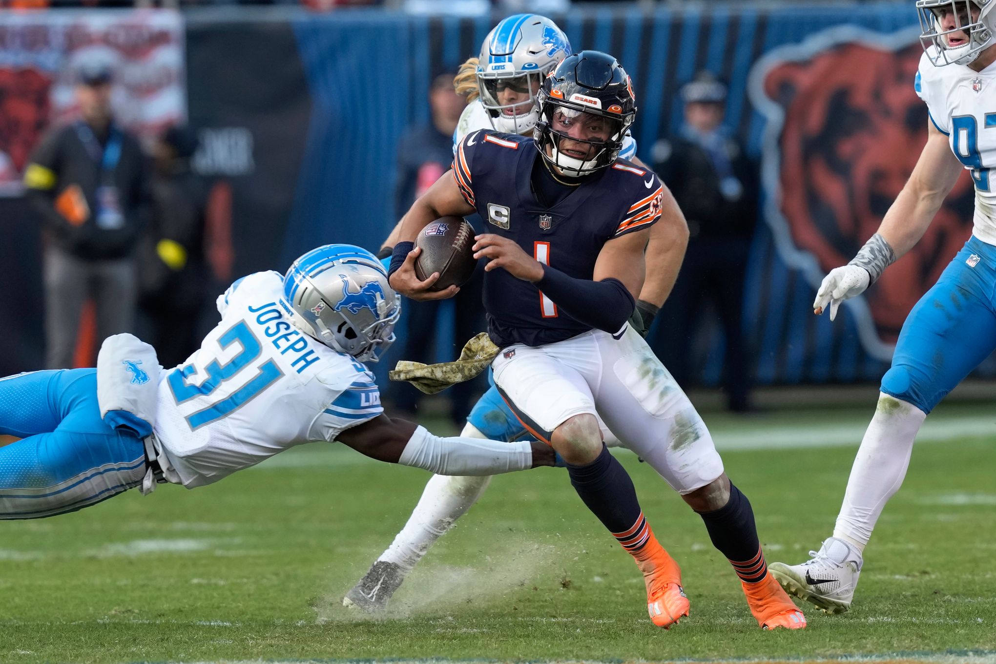 Khalil Herbert & Chicago Bears run game save Justin Fields in win