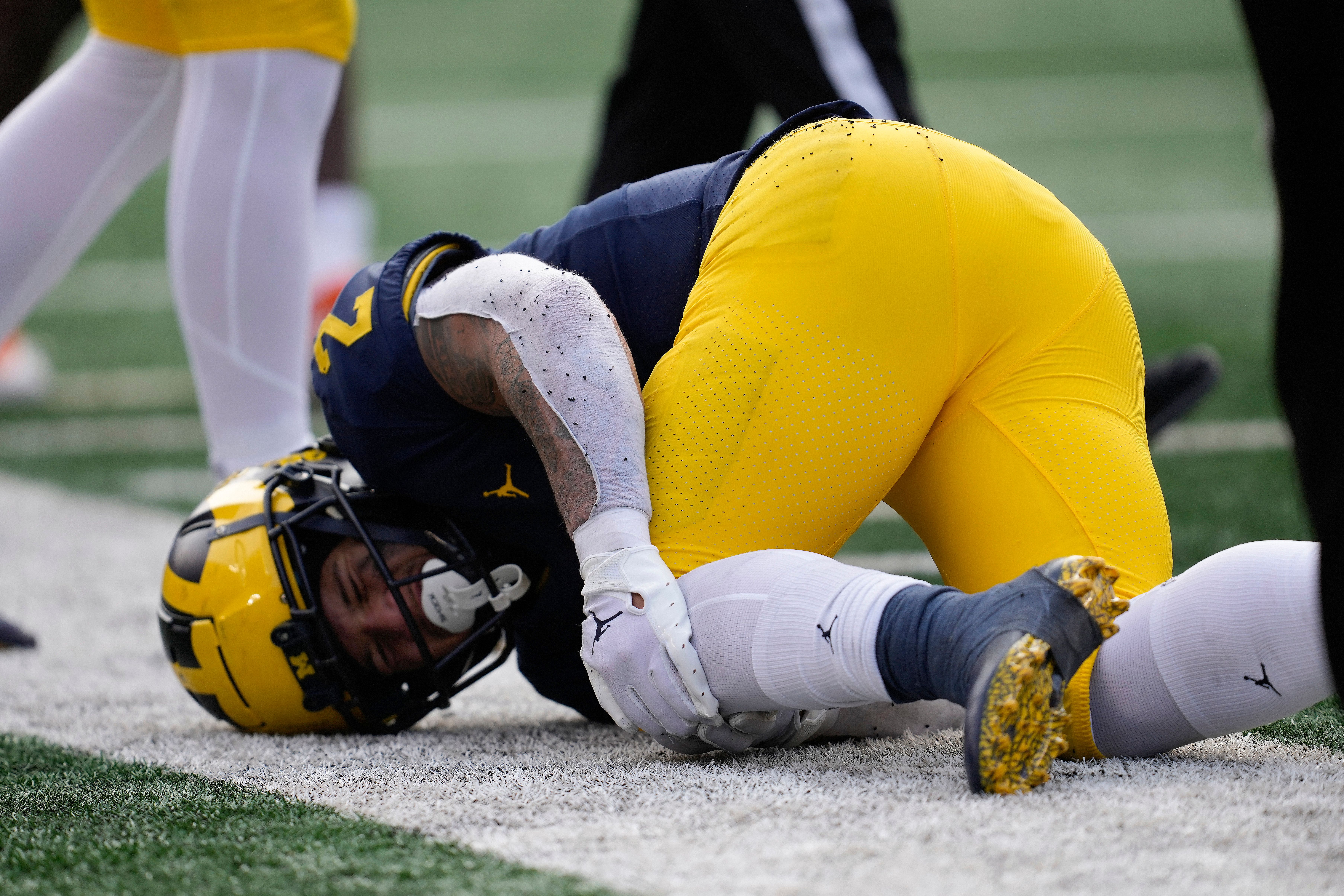 No. 3 Michigan s RB Corum hurts knee limited vs. Illinois The