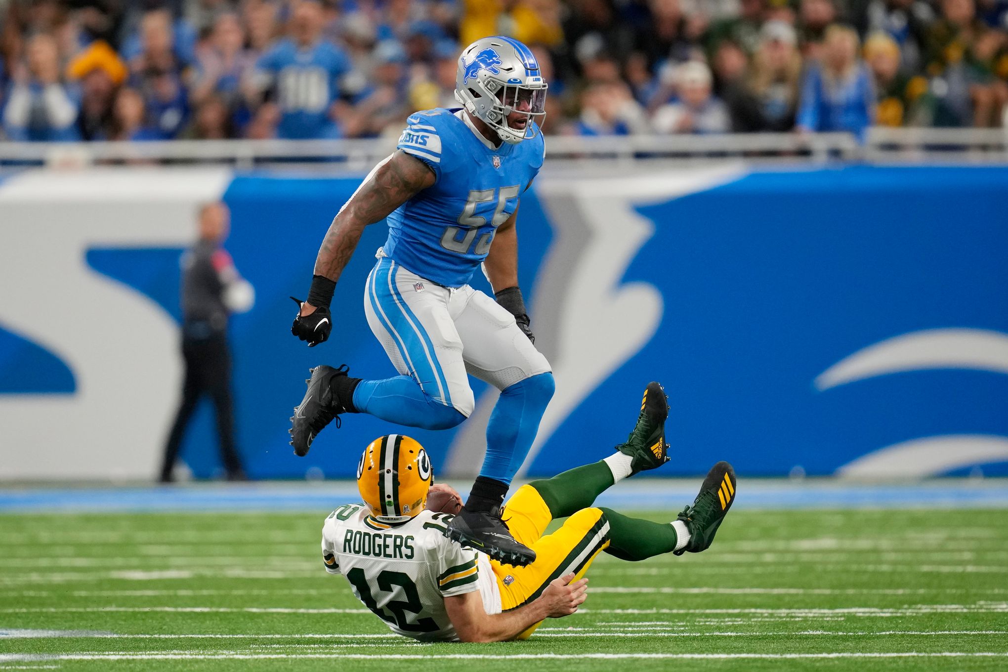 Aaron Rodgers throws 4 TD passes in the snow as the Green Bay