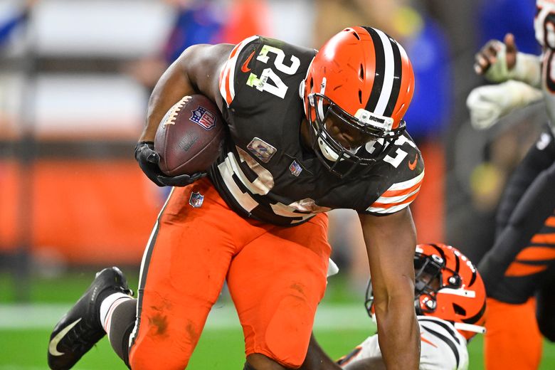 Cleveland Browns running back Nick Chubb carries the ball against