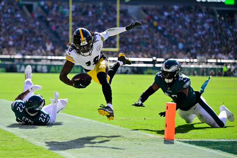 Diontae Johnson of the Pittsburgh Steelers makes a reception over