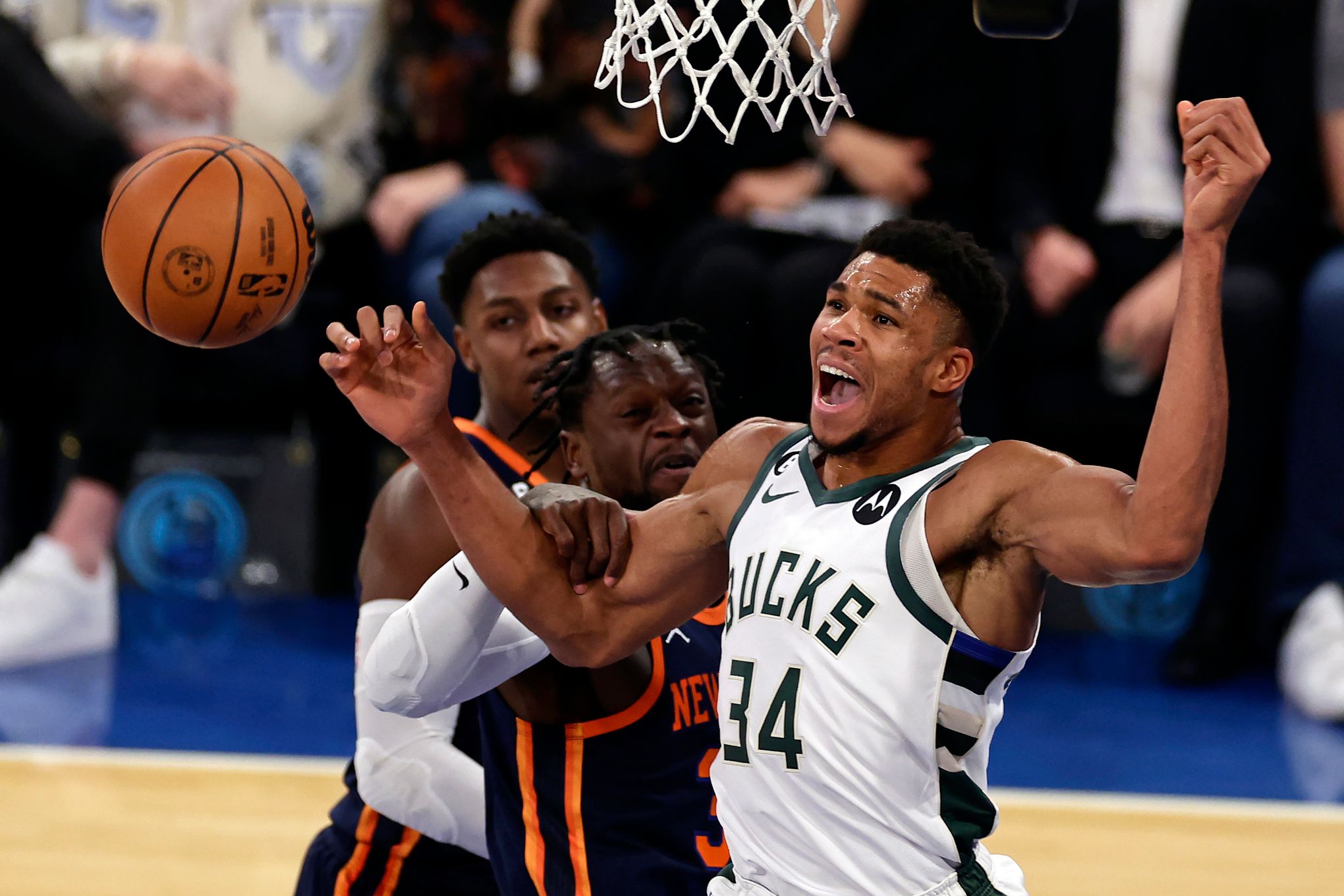 Allen, Bucks hang on after Giannis fouls out to edge Knicks - Seattle Sports