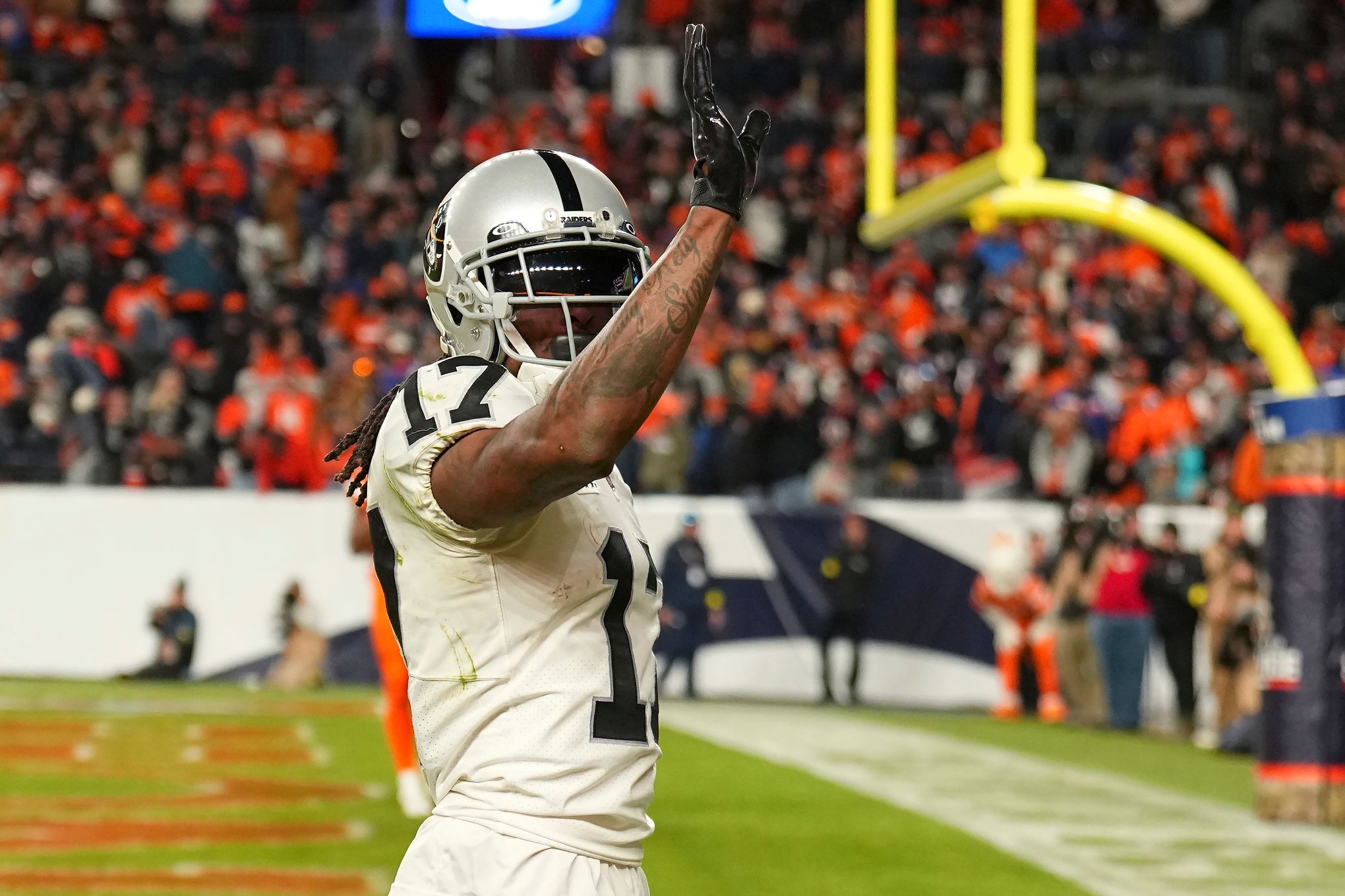 PHOTOS: Denver Broncos lose to Las Vegas Raiders 22-16 in NFL Week 11 – The  Denver Post