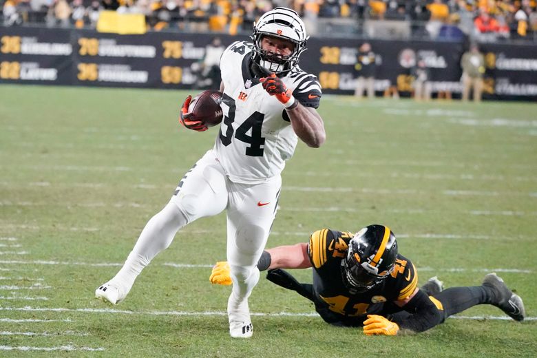 Mixon-to-Higgins! Touchdown comes on Bengals RB's first pass in