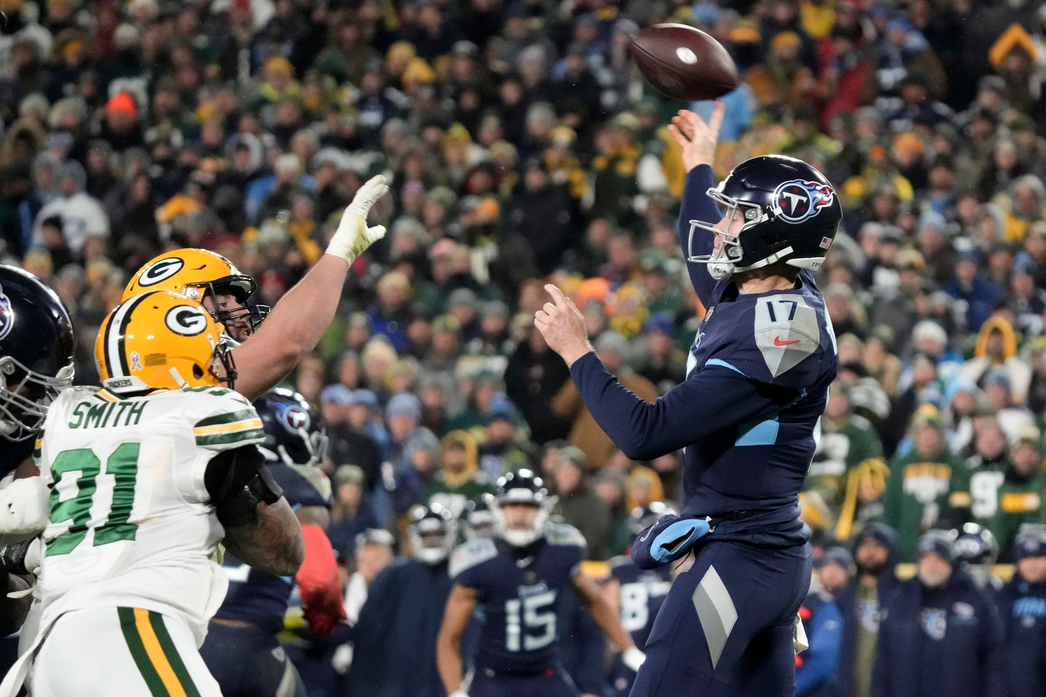 Tannehill leads Titans to 27-17 victory over Packers