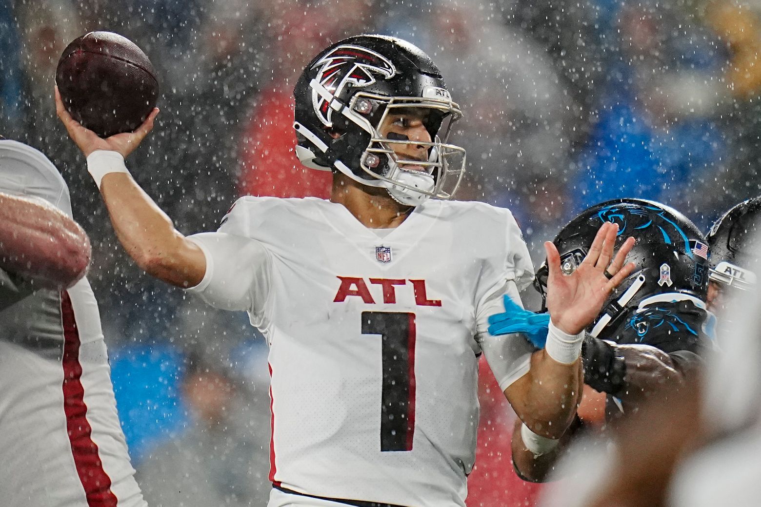 Crucial red-zone fumble mars Mariota's debut as Falcons QB