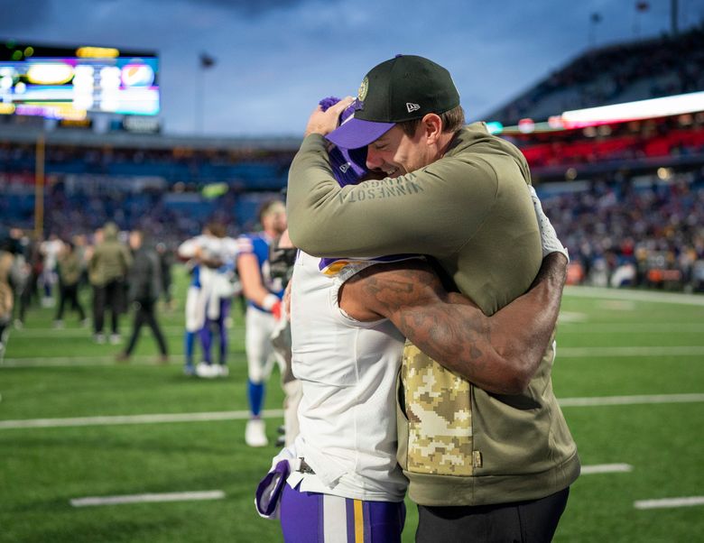 Kirk Cousins dances shirtless on Vikings plane 