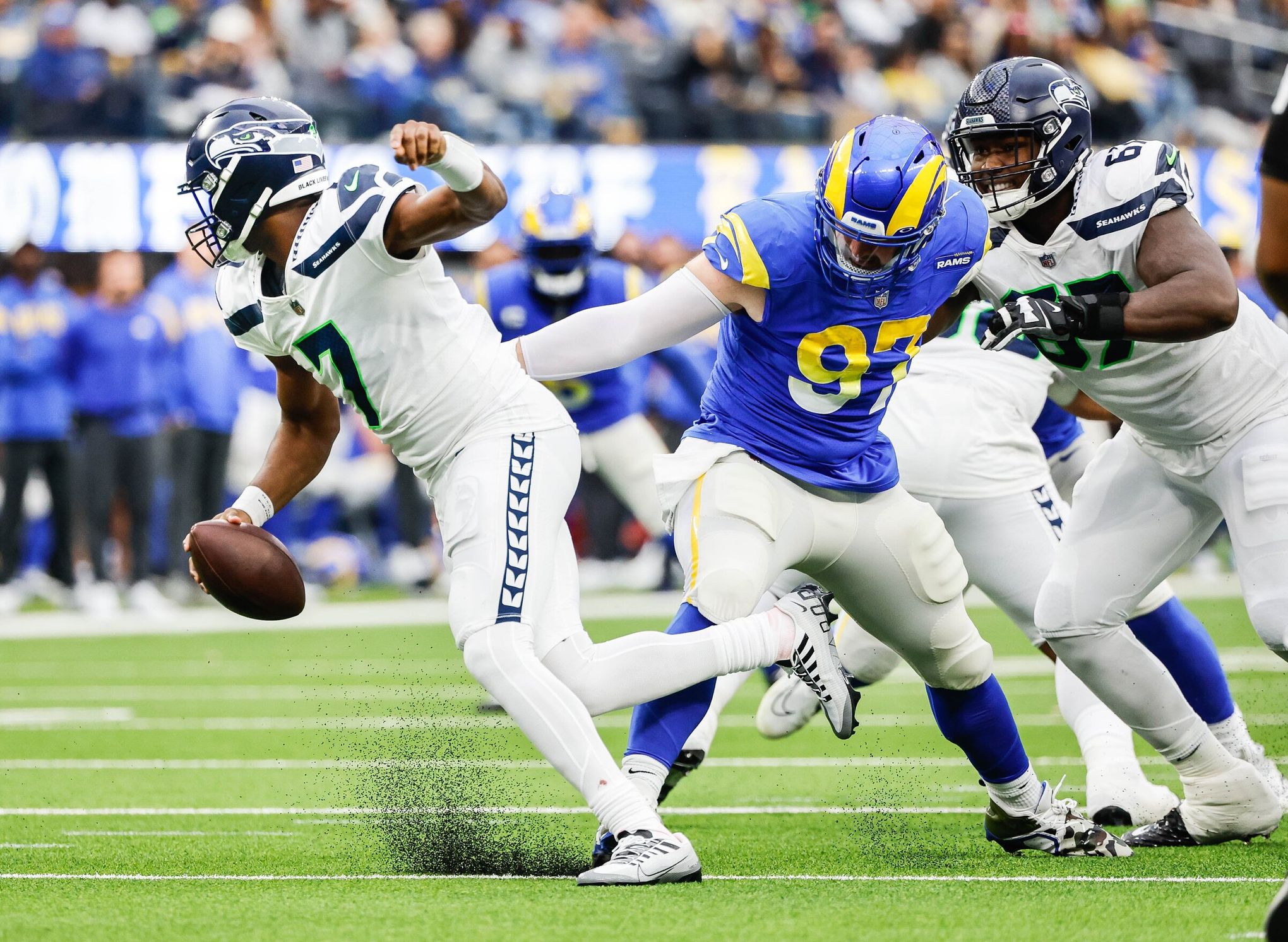 Geno Smith hits Metcalf for late TD, Seahawks top Rams 27-23