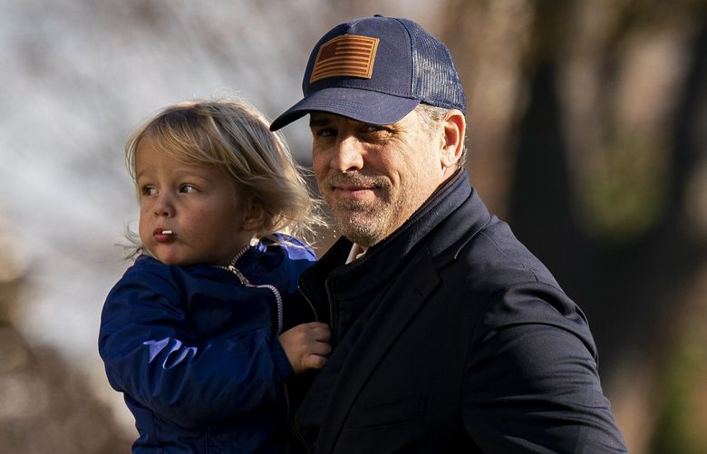 Hunter Biden carries his son, Beau Biden Jr., and holds hands with his wife, Melissa Cohen, as they arrive at the White House Sunday after spending the weekend at Camp David. MUST CREDIT: Photo for The Washington Post by Al Drago.