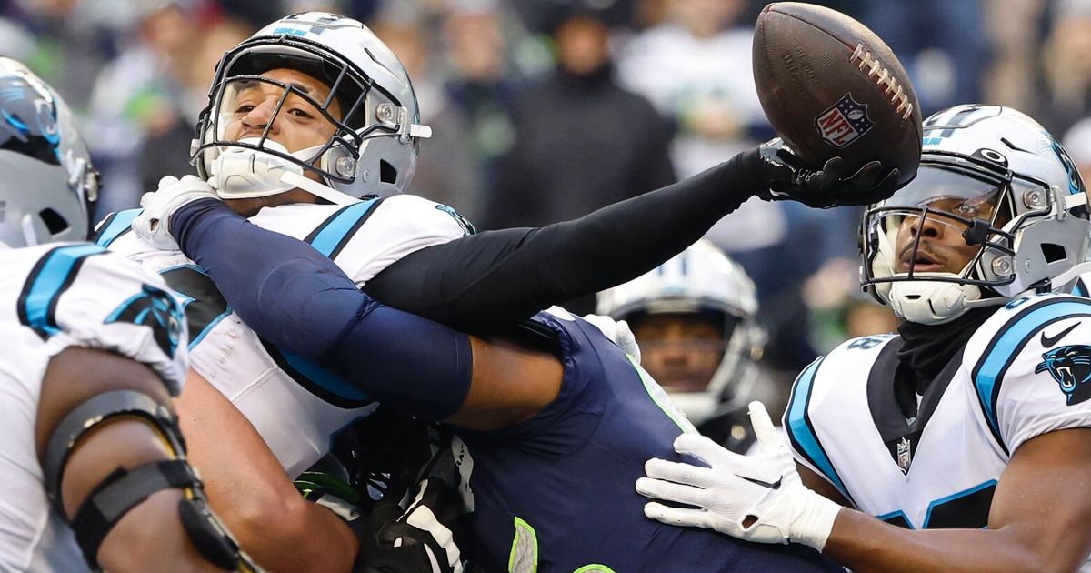 Video: Poona Ford scores fumble return touchdown in Seahawks mock game -  Field Gulls