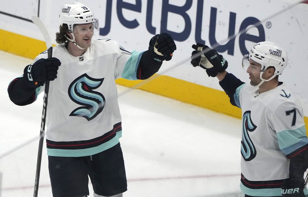 Carter Verhaeghe scores first NHL goal as Lightning blow out Sharks