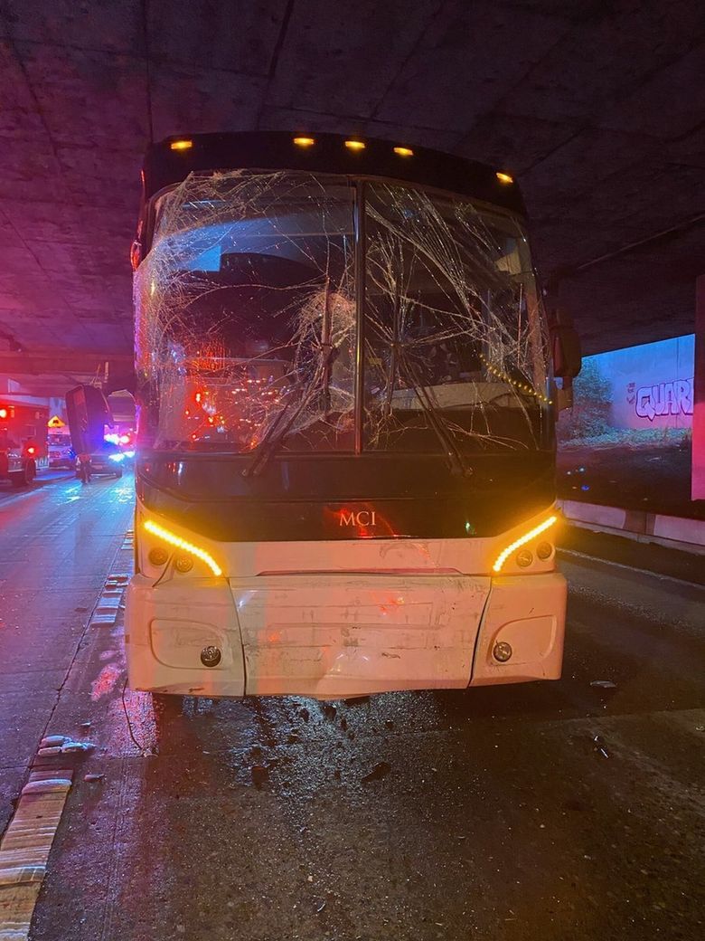 시애틀 I-5 한복판서 버스 2대 충돌, 18명 부상