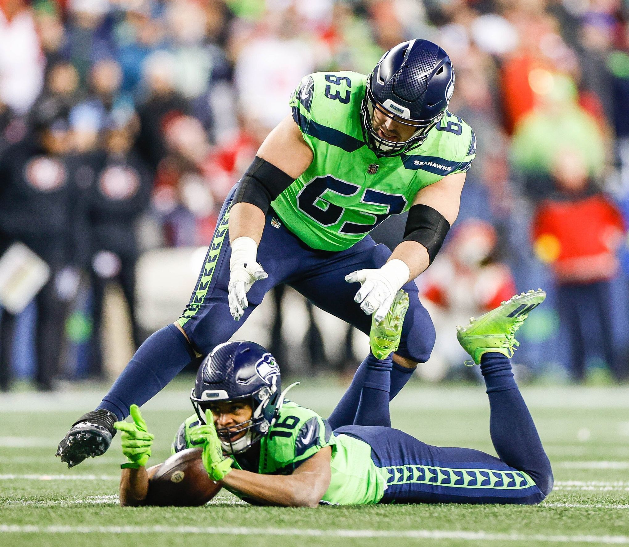 NFL star Tyler Lockett may miss rest of season after breaking finger in  defeat to 49ers - Mirror Online