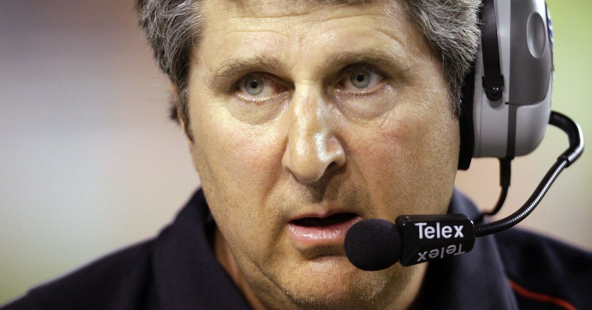 Cougars pay tribute to former football coach Mike Leach at LA Bowl