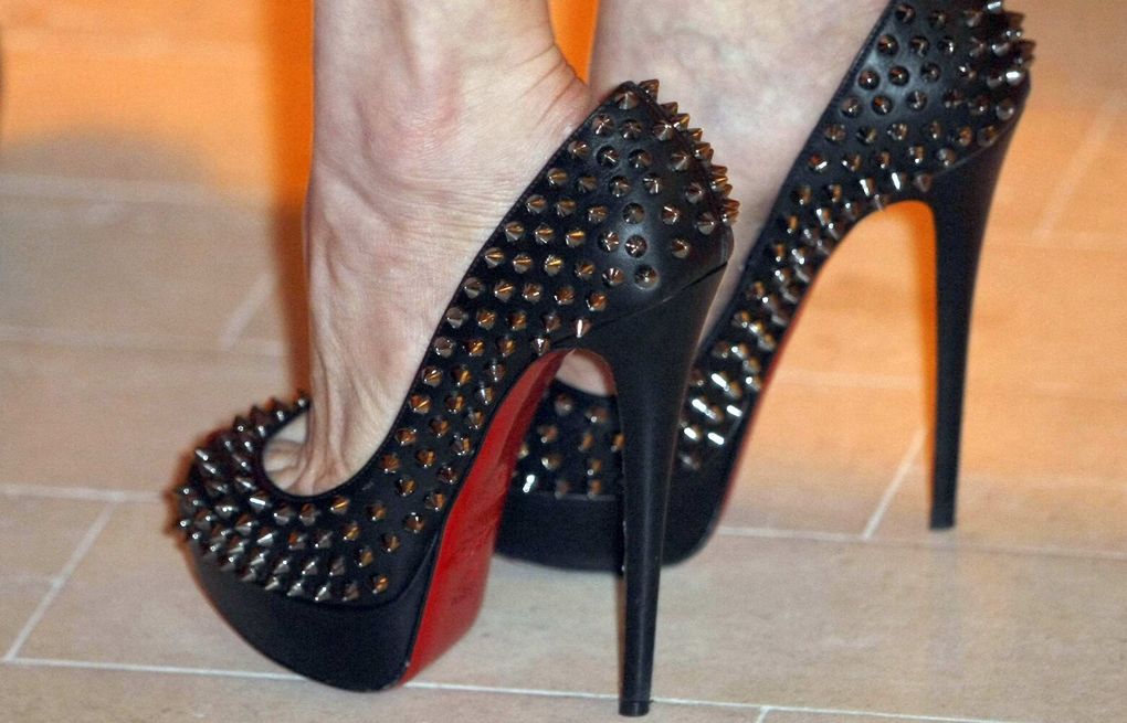 Louboutin wins legal battle over red soles - BBC News