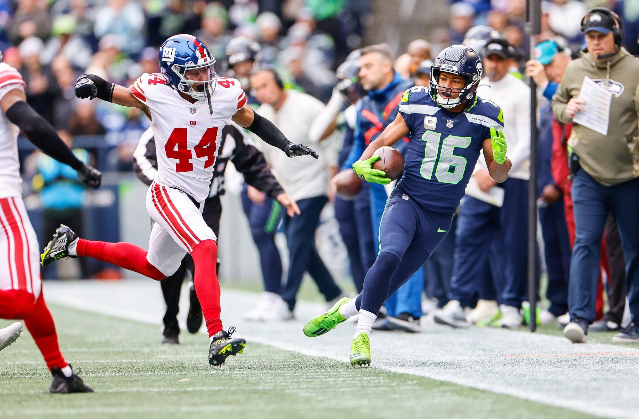 Tyler Lockett breaks bone in hand in loss against 49ers