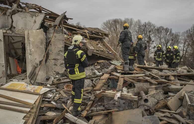 First responders at the site of a badly damaged home in Kyiv, Ukraine after a Russian strike, on Thursday, Dec. 29, 2022. Explosions rocked towns and cities around Ukraine on Thursday morning, and electricity went out in several regions as Russia launched what appeared to be one its biggest strikes to date on the country’s energy grid. (Laura Boushnak/The New York Times) XNYT61 XNYT61