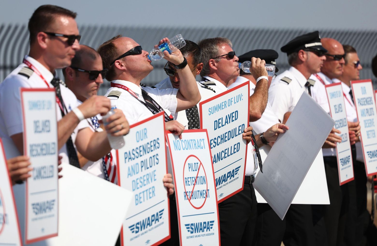 Delta's 34% pay raise offer to pilots ups airline negotiations | The  Seattle Times
