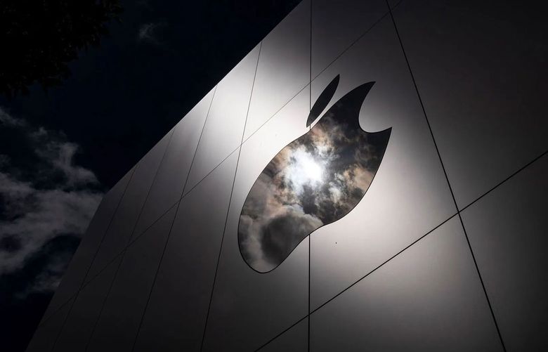 The Apple logo on a store in San Francisco in 2021. (Bloomberg)
